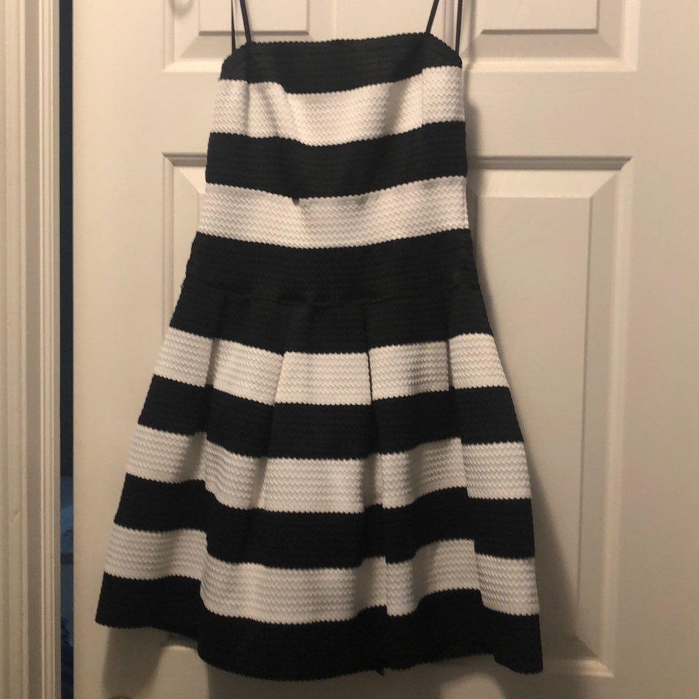 Super cute strapless dress!